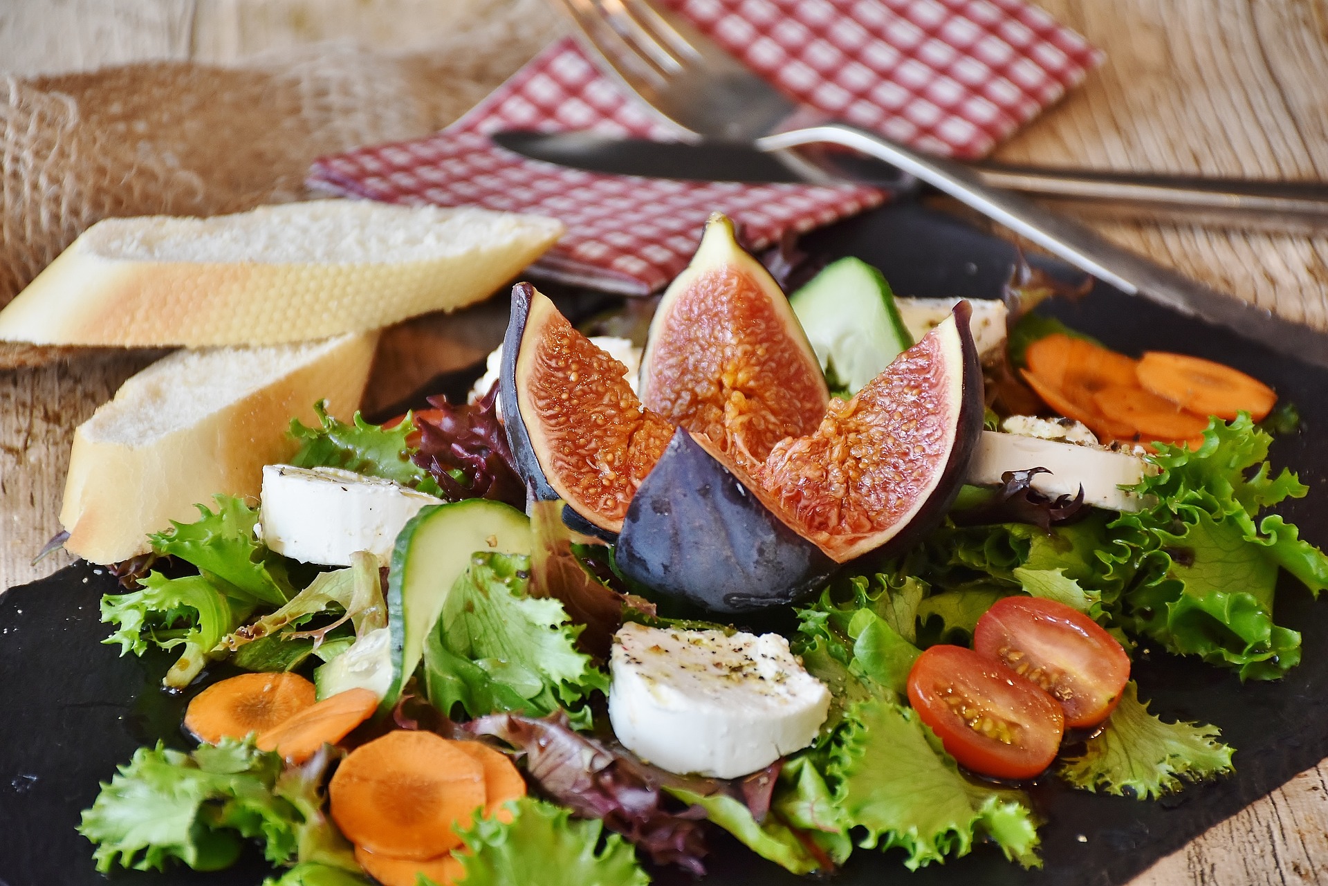 4 Signs You Have Leaky Gut & How to Heal It | salad gut salad-gut