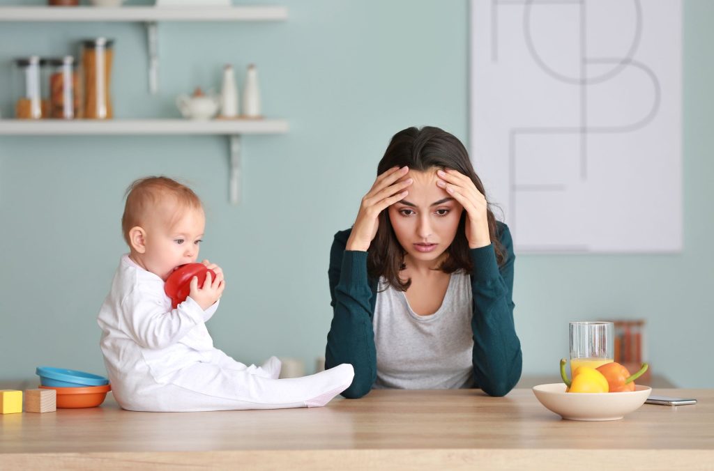 3 Easy Hacks to End Picky Eating And How to Help Your Kids to Eat Healthier | picky eating Young mom worried food to prepare for her young kid picky eating - Young mom worried food to prepare for her young kid